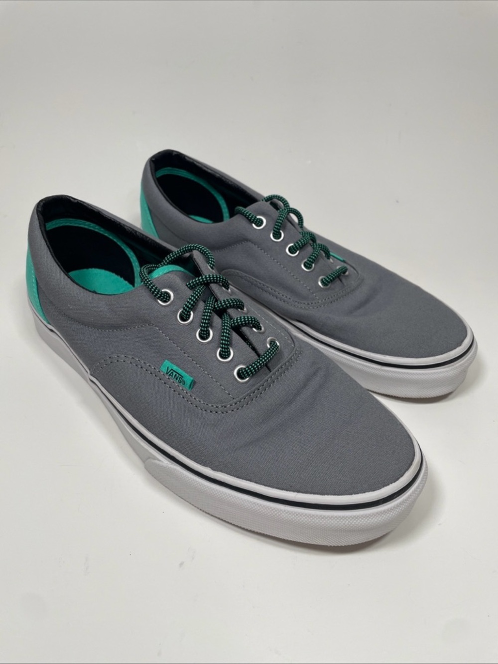Vans Men’s 11 Gray Canvas Low Top Skate Shoes with Teal Accents